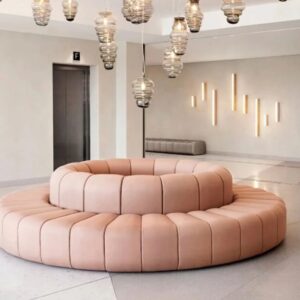 أريكة دائرية في غرفة الانتظار